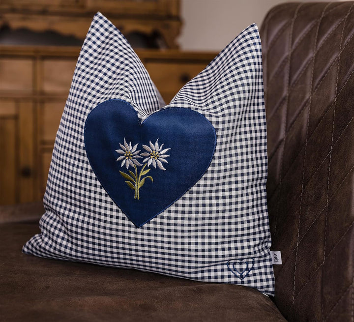 Zirbenkissen bestickt mit Herz und Edelweiss blau karriert Grösse 40x40 cm befüllt mit Zirbenflocken