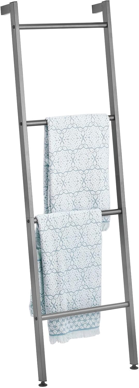 mDesign freistehende Handtuchleiter für das Badezimmer – Handtuchständer mit 4 Ebenen aus Metall – H