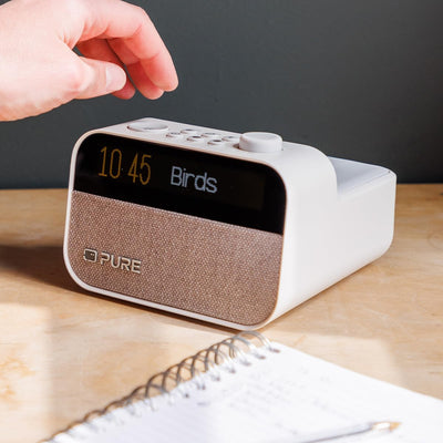 Pure Moment Charge – Radiowecker mit Wireless-Ladepad, DAB+/FM, Bluetooth, natürlichen Klängen, Whit