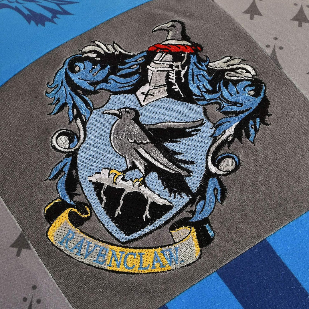 Elbenwald Harry Potter Kissen mit Quasten im Ravenclaw Design mit gesticktem Wappenpatch in den Haus