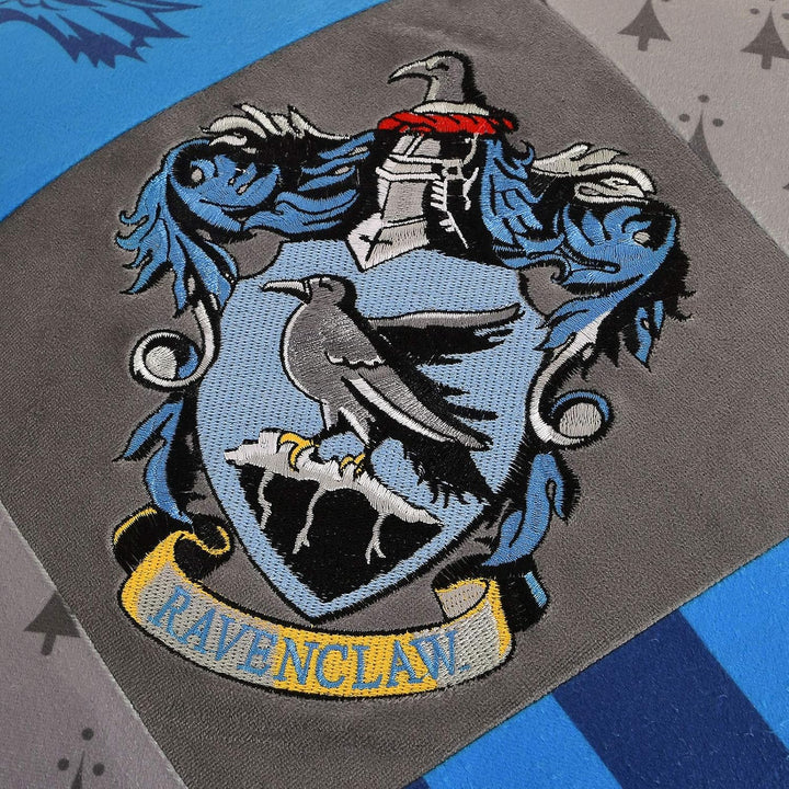 Elbenwald Harry Potter Kissen mit Quasten im Ravenclaw Design mit gesticktem Wappenpatch in den Haus