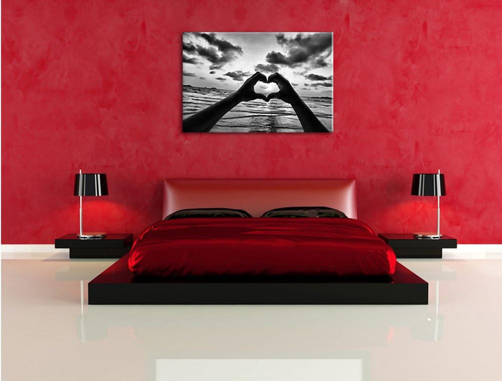 Pixxprint Monocrome, Mit Händen geformtes Herz am Meer, Format: 100x70 auf Leinwand, 100x70