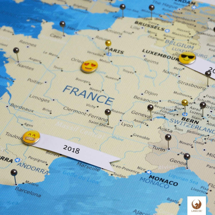 LANA KK - Europakarte Leinwandbild mit Korkrückwand zum pinnen der Reiseziele – englisch - Europa Me