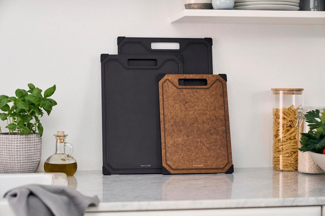 ZWILLING Schneidebrett 31 x 21 cm aus Holzfaser, Fiberholz, mit Saftrille, rutschfest, spülmaschinen