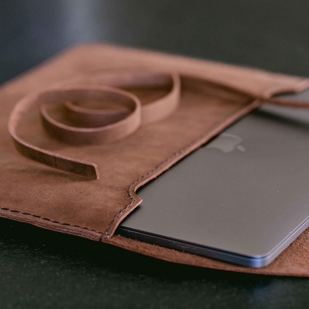 hecho. Leder Hülle "Pablo" für MacBook Pro 13 Hülle (M1 &amp; 2016-2020) - Handgefertigt | Leder | Fair-