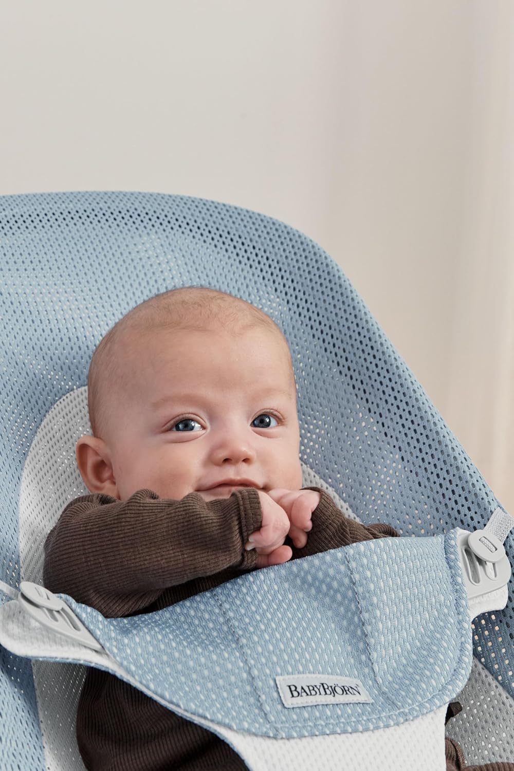 BabyBjörn Babywippe Balance Soft, Hellgrauer Rahmen, Netzstoff, Himmelblau/Weiss Netzstoff Himmelbla