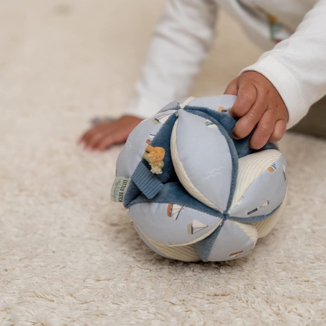 Little Dutch Greifball Stoffball mit Glöckchen Stoff Baby blau - Sailors Bay