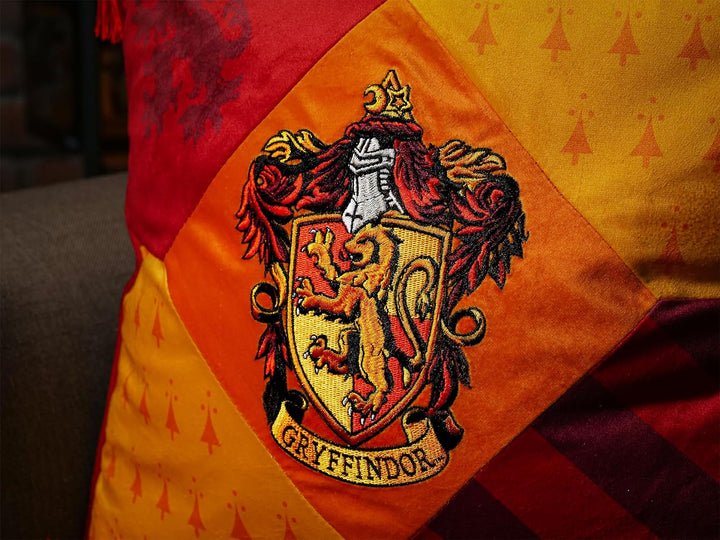 Elbenwald Harry Potter Kissen mit Quasten im Gryffindor Design mit gesticktem Wappenpatch in den Hau