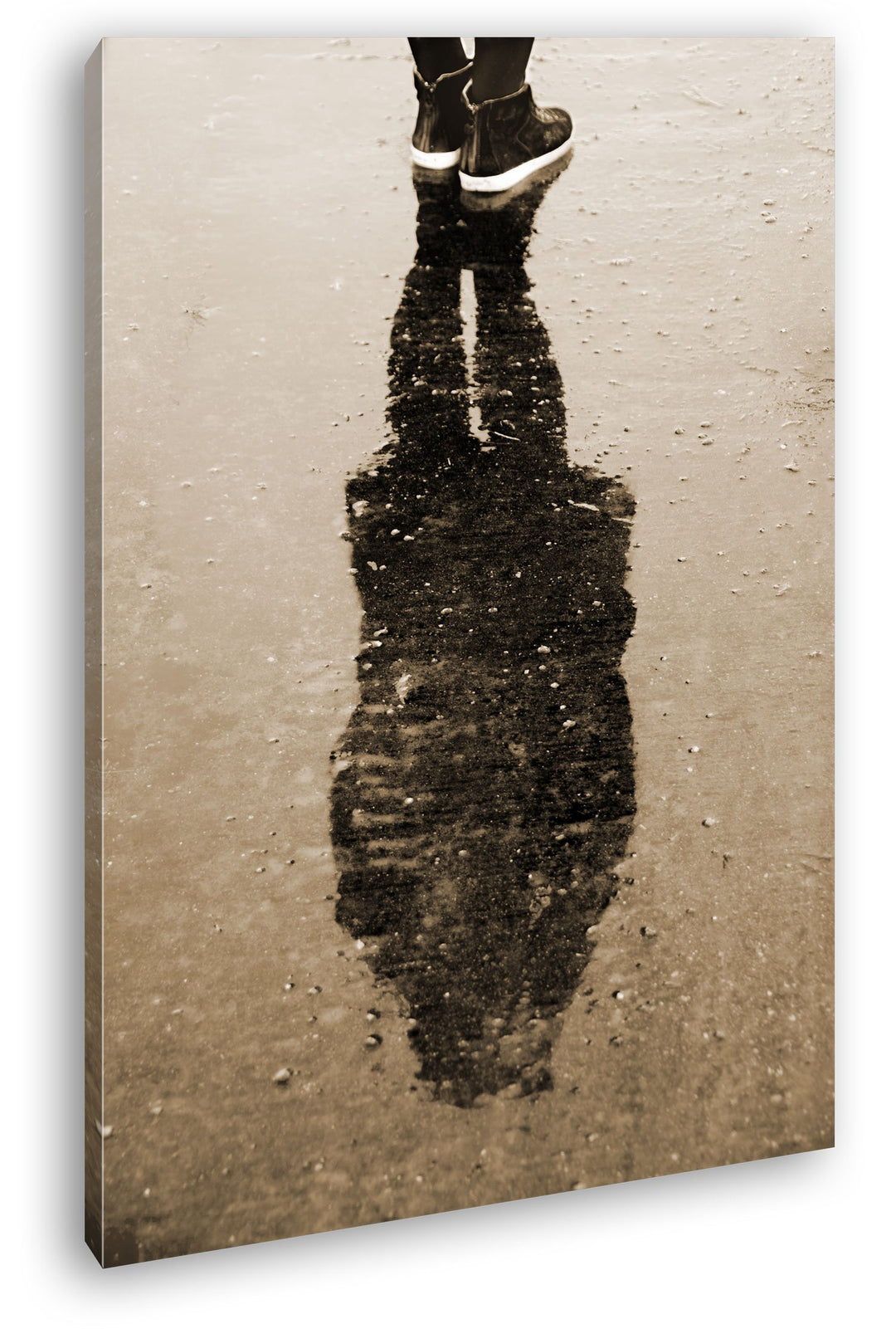 deyoli Schatten einer Frau auf nassem Beton Format: 80x60 Effekt: Sepia als Leinwandbild, Motiv fert