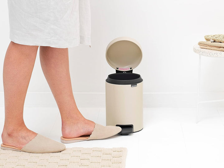 Brabantia - NewIcon Treteimer 3L - Kleiner Abfalleimer für Bad oder Toilette - Sanft Schliessender D