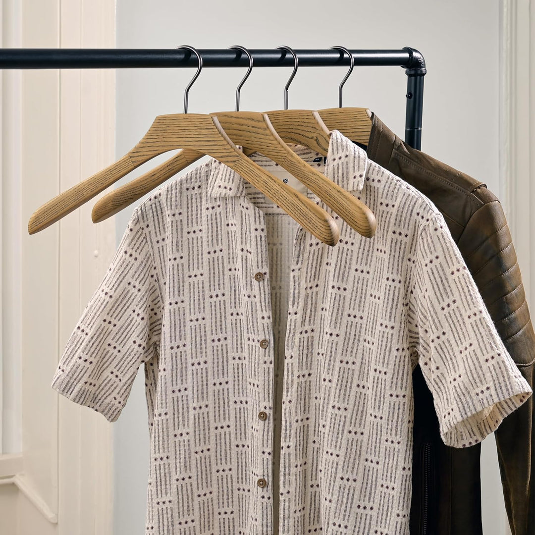 Hang & Haute 4er-Set Premium Kleiderbügel, Breit aus Hochwertigem Eschenholz in Stylischem Naturholz