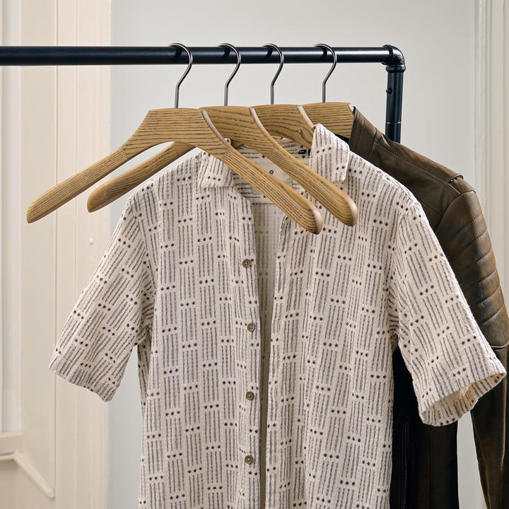 Hang & Haute 4er-Set Premium Kleiderbügel, Breit aus Hochwertigem Eschenholz in Stylischem Naturholz