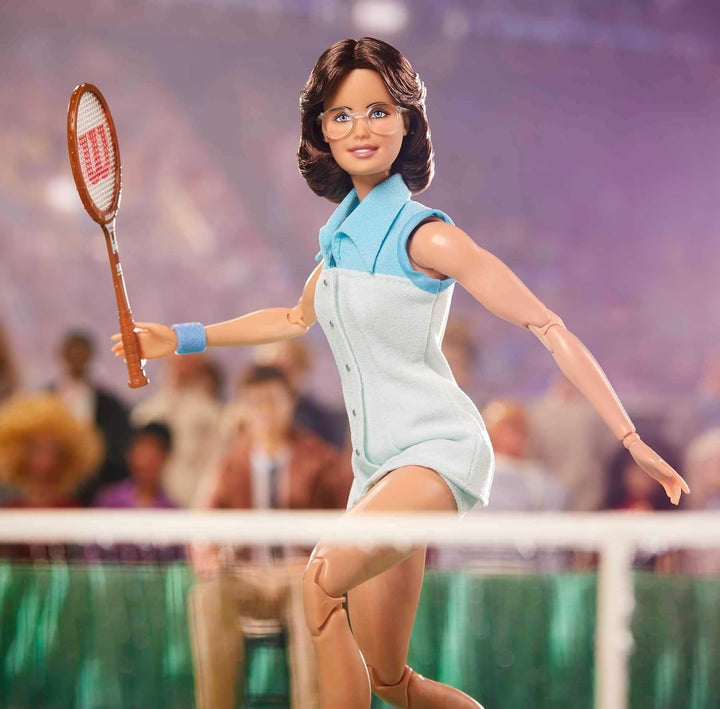 Barbie GHT85 - Sammelpuppe Billie Jean King aus der Inspiring Women-Serie, ca. 30cm, mit Tenniskleid