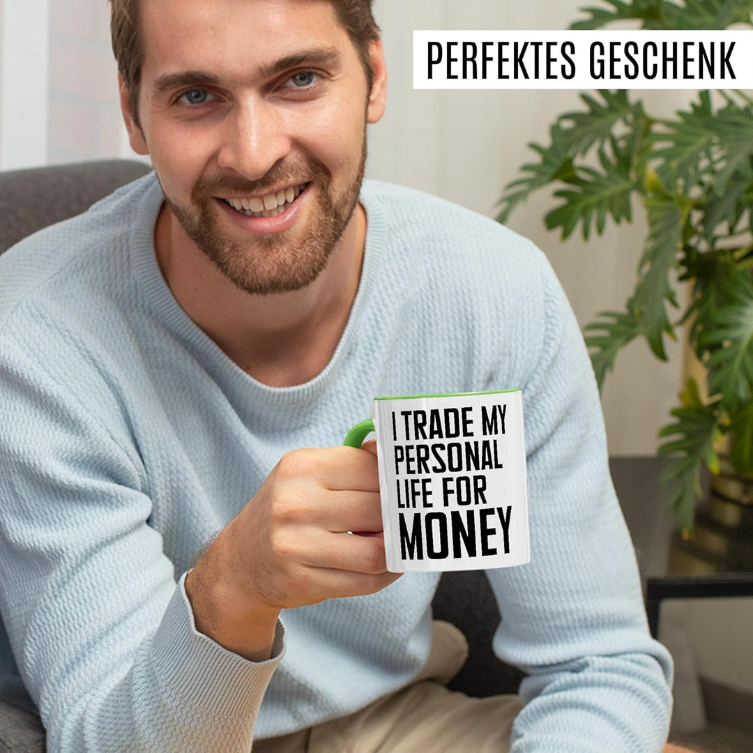 Arbeit Tasse mit Spruch – Geschenk I trade my personal life for money – Kaffeetasse 330ml aus Kerami