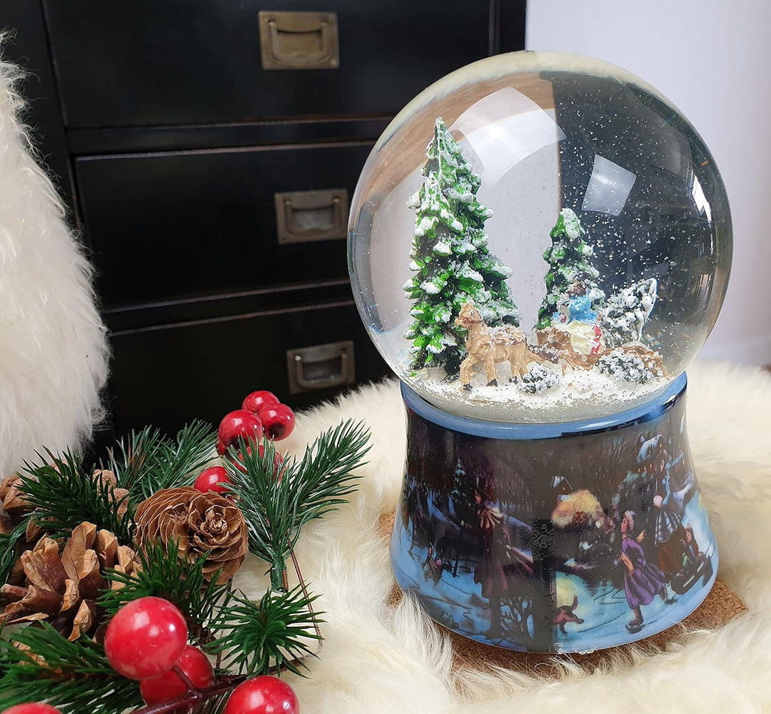 Schneekugel Weihnachten Spieluhr | Schlittenfahrt mit Christbaum | Sockel Winterlandschaft Eisläufer
