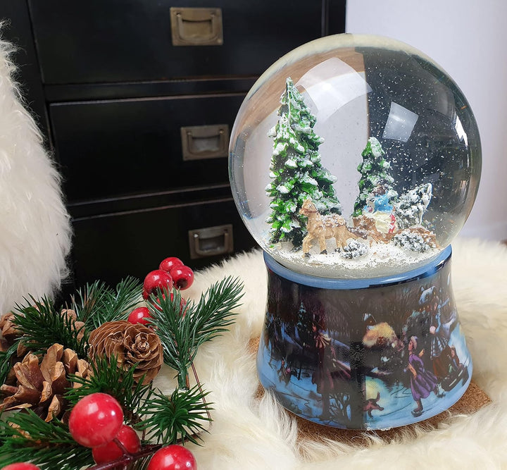 Schneekugel Weihnachten Spieluhr | Schlittenfahrt mit Christbaum | Sockel Winterlandschaft Eisläufer