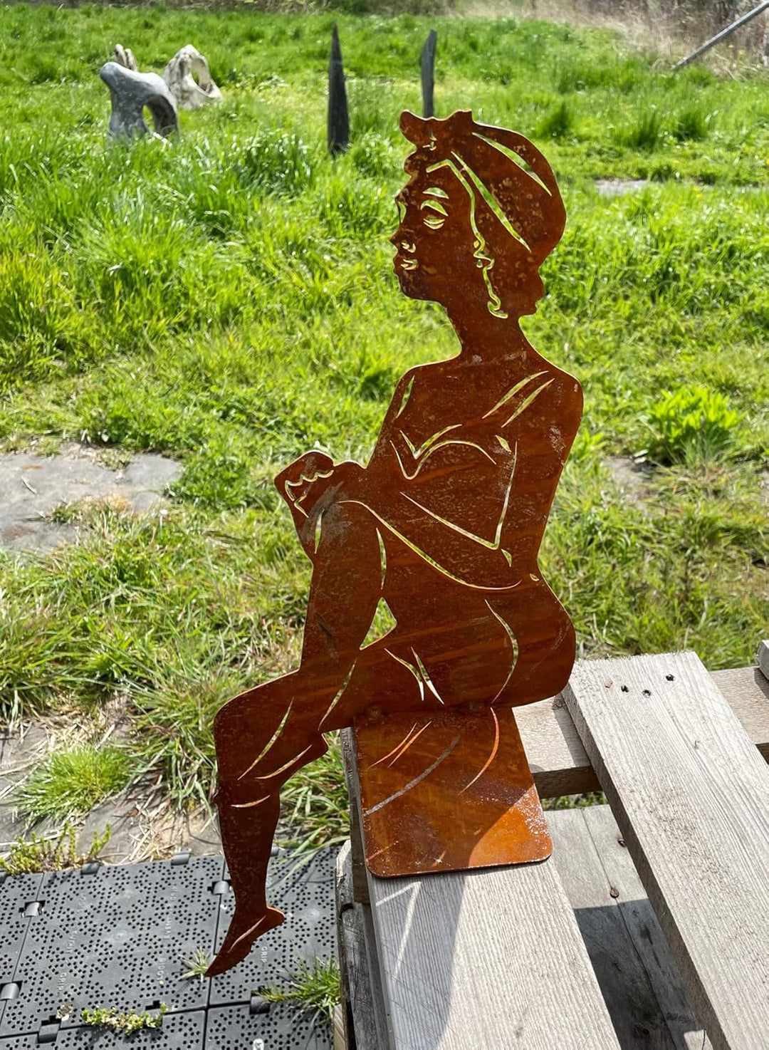 STEINFIGURENWELT GIEBEN Gartenfigur Dame im Badeanzug sitzend für Kante 60x23cm Kantensitzer Edelros