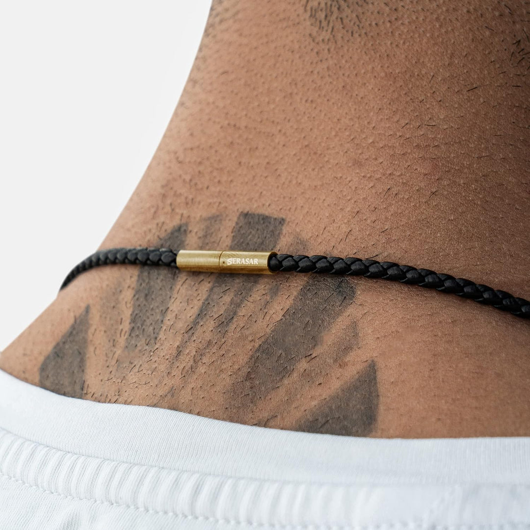SERASAR Premium Leder Halskette Herren | Edelstahl Anhänger | Sicherer Verschluss | Drei Farben | In