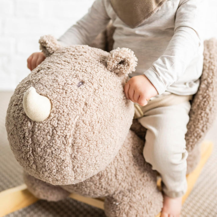 Nattou Schaukeltier aus weichem Teddy-Stoff, Schaukeltier Nashorn, Inkl. Sicherheitsgurt, Fröhliches