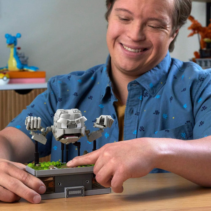 MEGA Pokémon Actionfigur-Bauset, Mini Motion-Kleinstein mit 343 Teilen und Schlagbewegung, Spielzeug