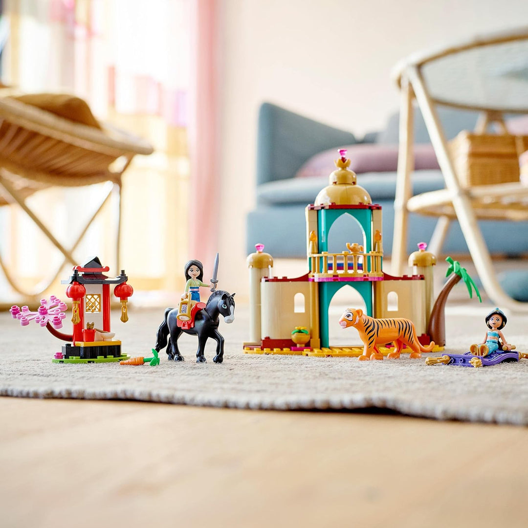 LEGO 43208 Disney Jasmins und Mulans Abenteuer, Prinzessinnen-Spielzeug zum Bauen mit Mini-Puppen, P