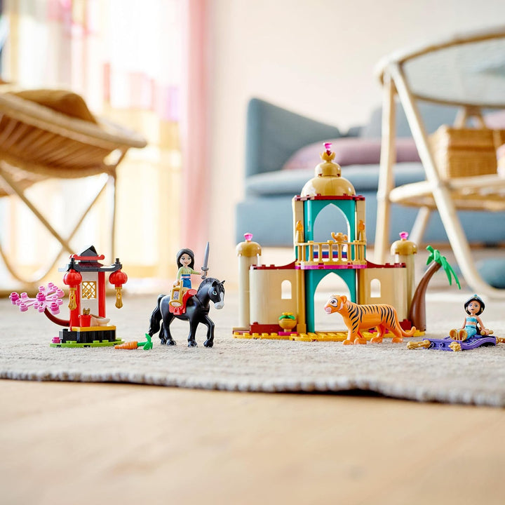 LEGO 43208 Disney Jasmins und Mulans Abenteuer, Prinzessinnen-Spielzeug zum Bauen mit Mini-Puppen, P