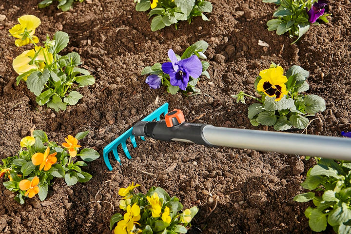 Gardena combisystem-Kleinrechen: Gartenrechen für Bodenarbeiten wie Säubern, Aufrauhen und Einebnen,