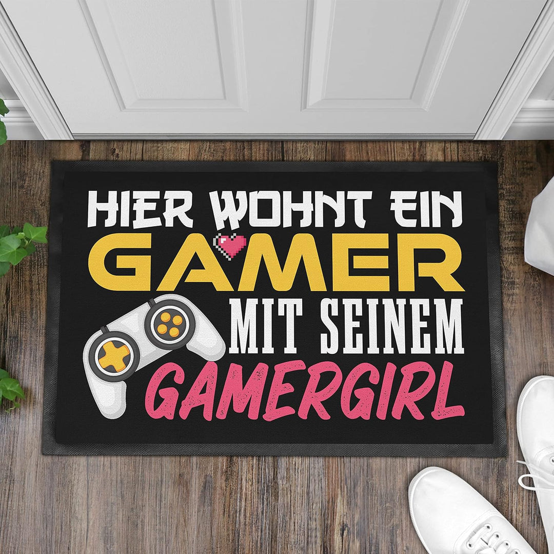 Trendation - Hier Wohnt EIN Gamer Gamergirl Geschenk Fussmatte Zocker Geschenkidee Lustig