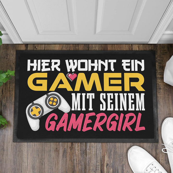 Trendation - Hier Wohnt EIN Gamer Gamergirl Geschenk Fussmatte Zocker Geschenkidee Lustig