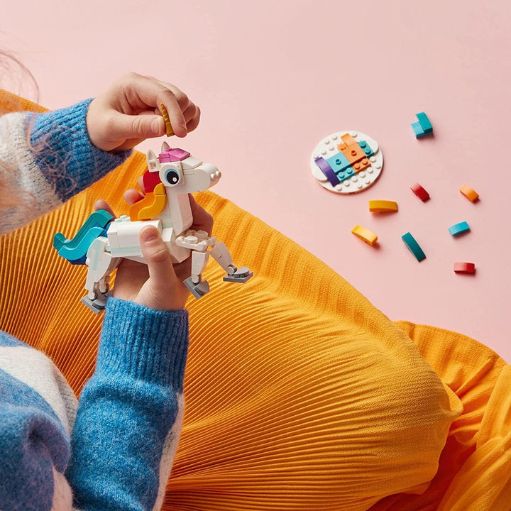 LEGO Creator 3 in 1 Magisches Einhorn Spielzeug, Verwandelt von Einhorn zu Seepferdchen zu Pfau, Reg