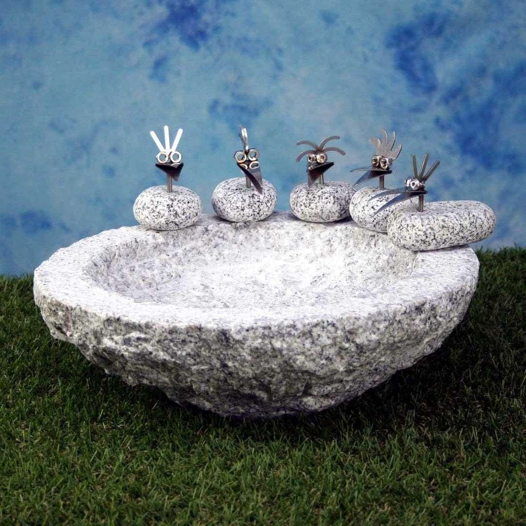 Vogelbad aus Granit in Schalenform (mit 5 Vögele am Rand sitzend), mit 5 Vögele am Rand sitzend