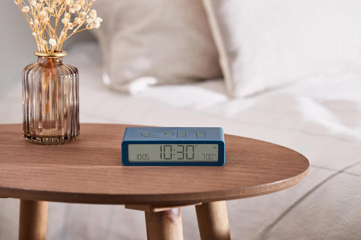 Lexon Flip Classic Digitaler Wecker mit umkehrbaren EIN/Aus-Seiten, wiederaufladbare Nachttischuhr m