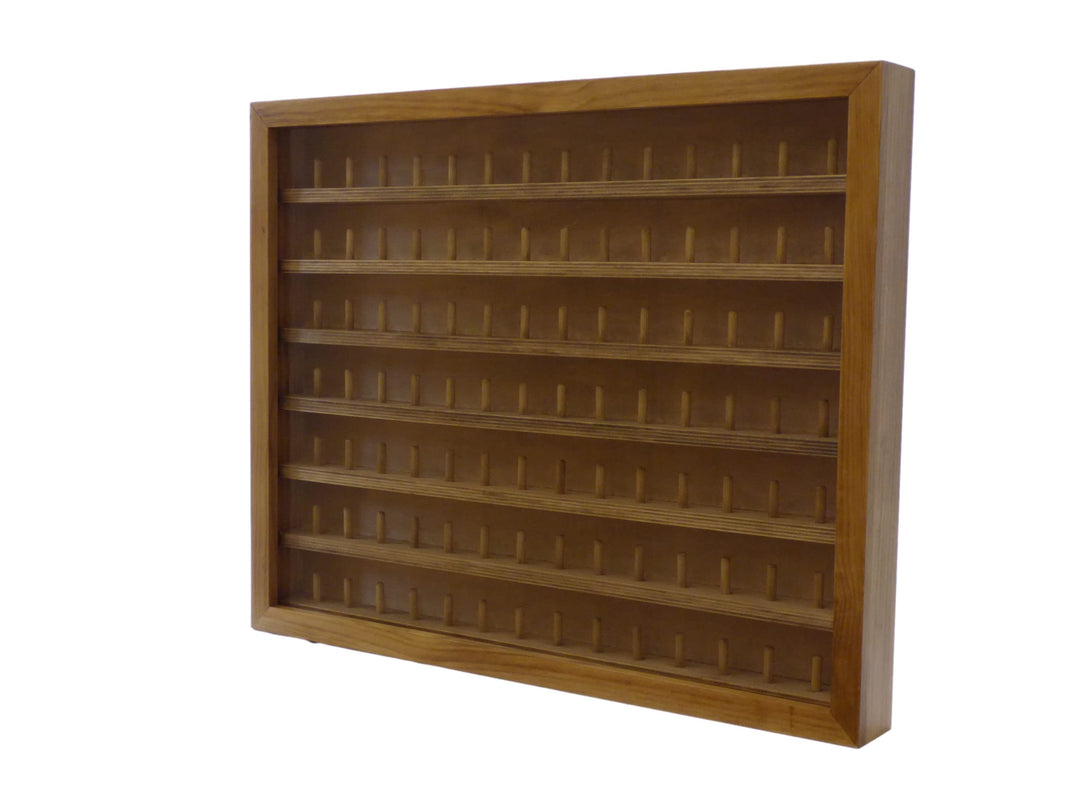 Vitrine Fingerhut-Kollektion, Eichenlack, verschiedene Grössen, 98 Fingerhüte 98 DEDALES, 98 DEDALES