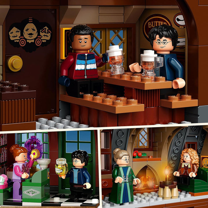 LEGO 76388 Harry Potter Besuch in Hogsmeade Spielzeug für Jungen und Mädchen ab 8 Jahre, Set zum 20.