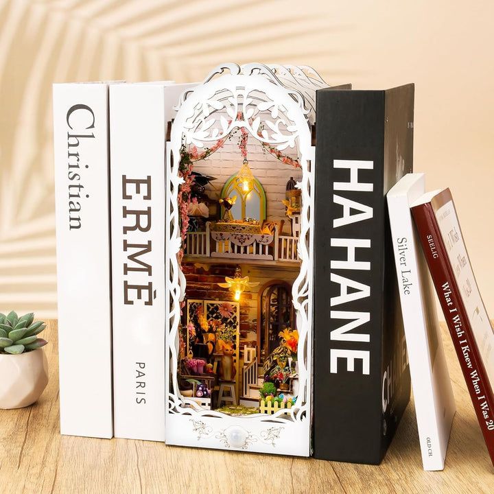 Book Nook Kit Buchstützen, DIY Puppenhäuser Miniatur Haus Kit mit Staubschutzhülle LED-Licht Gartenh