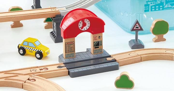 Hape Eisenbahnwelt Spielset mit Aufbewahrungsbox, 48 Teile, an 3 Jahren Stadtzug, Stadtzug