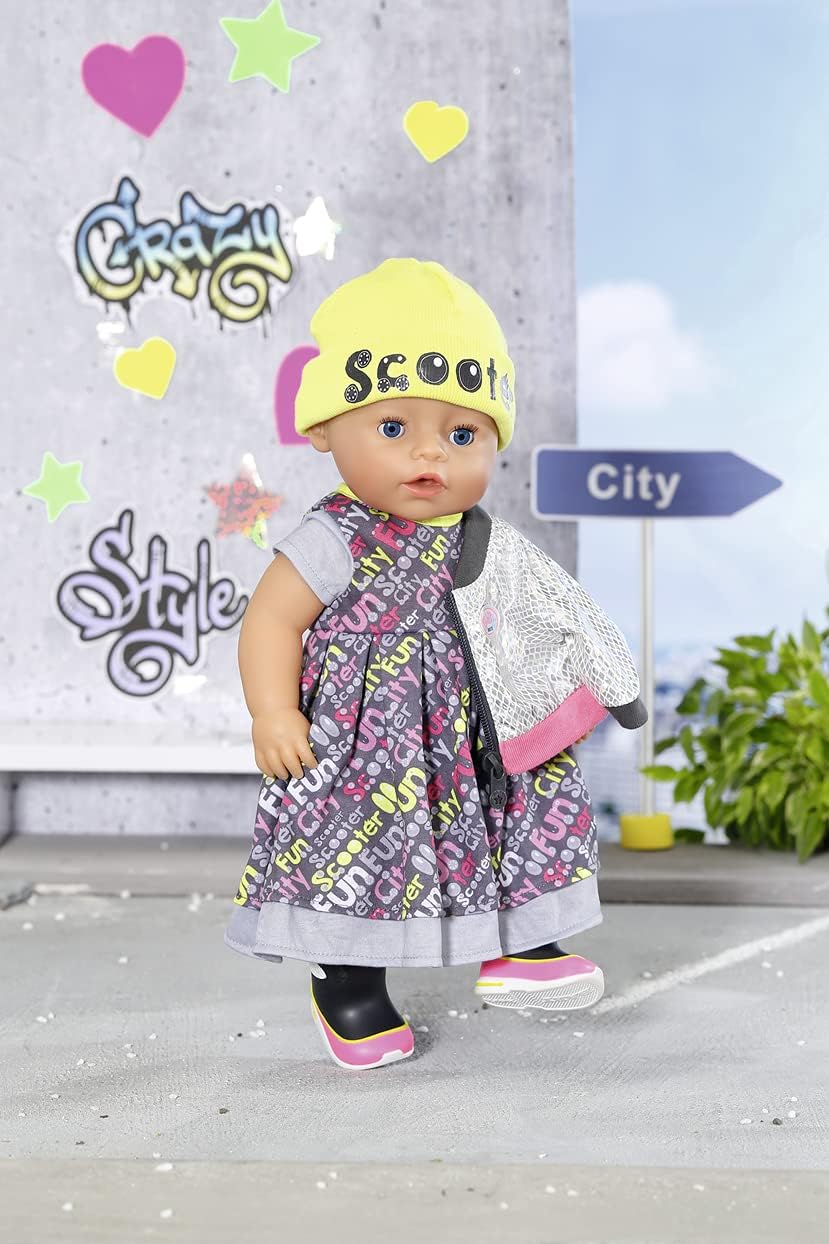 BABY born Deluxe Scooter Outfit, buntes Puppenkleid mit Jacke, Mütze und Stiefeln für 43 cm Puppen,