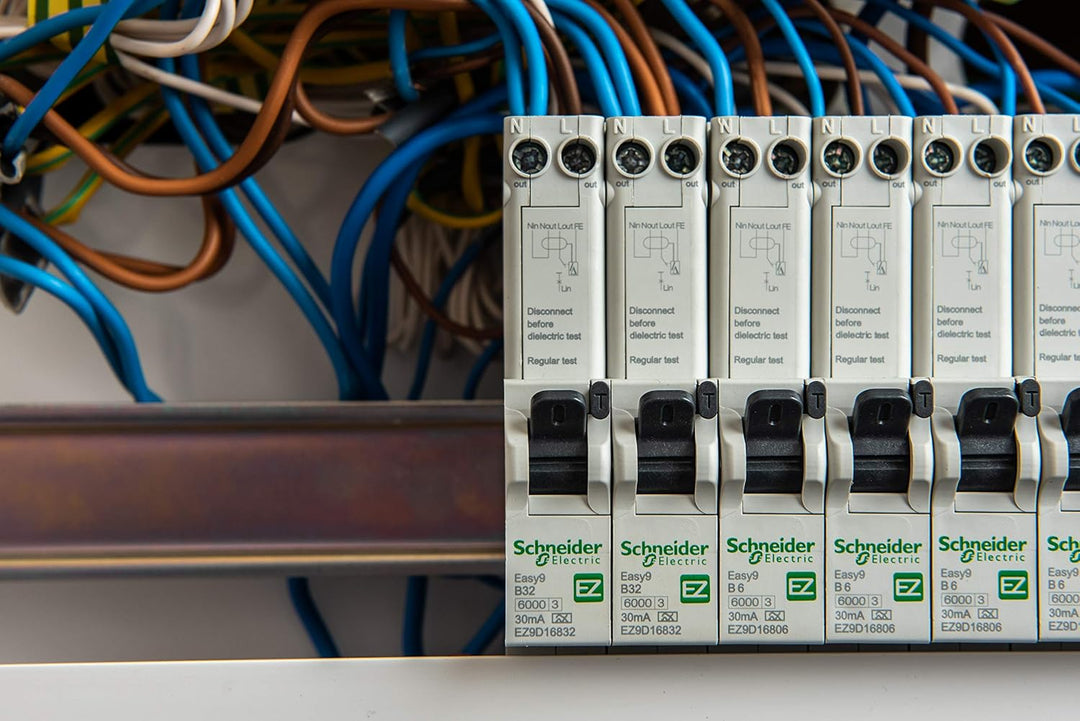 Schneider Electric EZ9D16832 Easy9 Fehlerstromschutzschalter mit Überstromschutz, 1 P + NS, 32 A, B