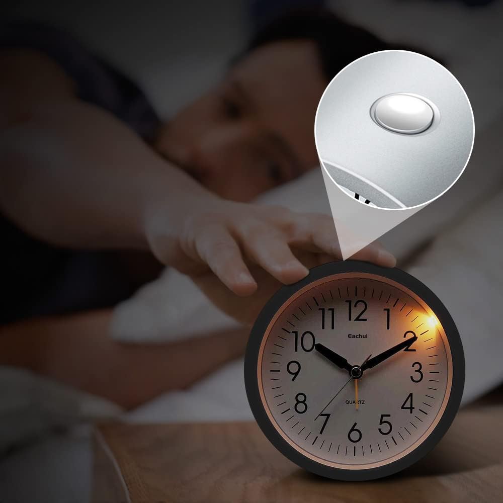 Eachui Wecker Analog Ohne Ticken mit Schlummerfunktion, Nachtlicht, Batteriebetrieben, Geräuschlos,