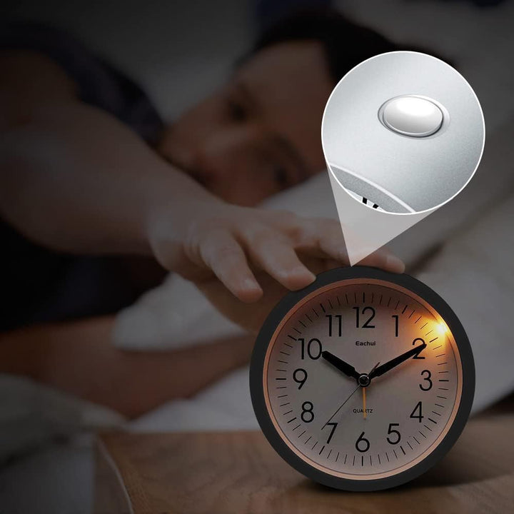 Eachui Wecker Analog Ohne Ticken mit Schlummerfunktion, Nachtlicht, Batteriebetrieben, Geräuschlos,