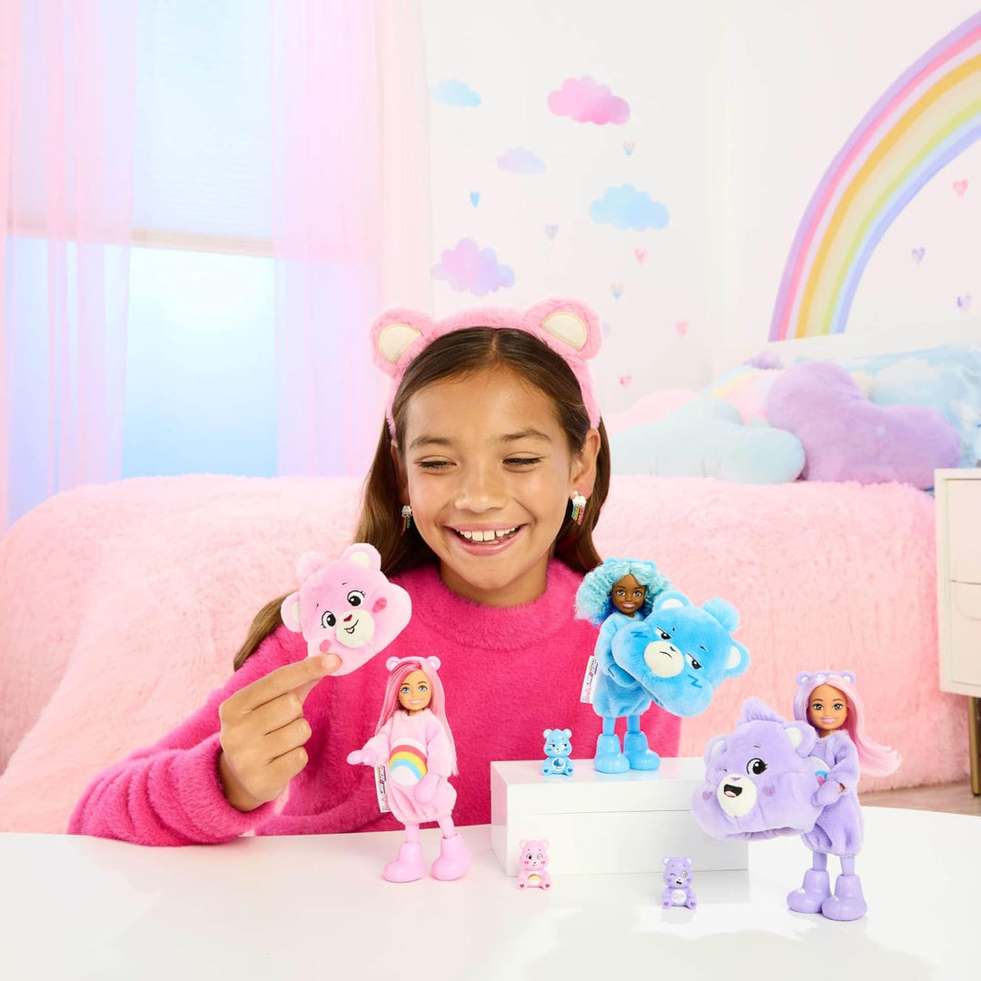 Barbie Cutie Reveal Chelsea-Puppe und Accessoires, Glücksbärchis-Reihe, kleine Puppe mit Plüschkostü