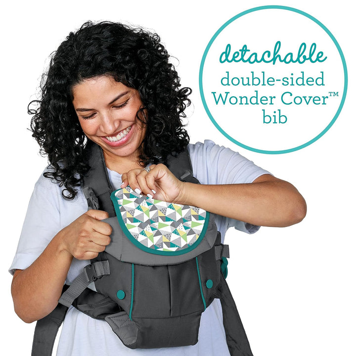 Infantino Swift Classic Babytrage, 2 Tragepositionen mit Wonder Cover Lätzchen, verstellbare Gurte,