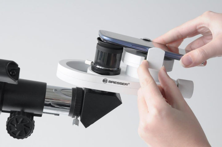 Bresser Universal Smartphone Adapter für Teleskope, Mikroskope, Spektive, für Okulare bis 68 mm Durc