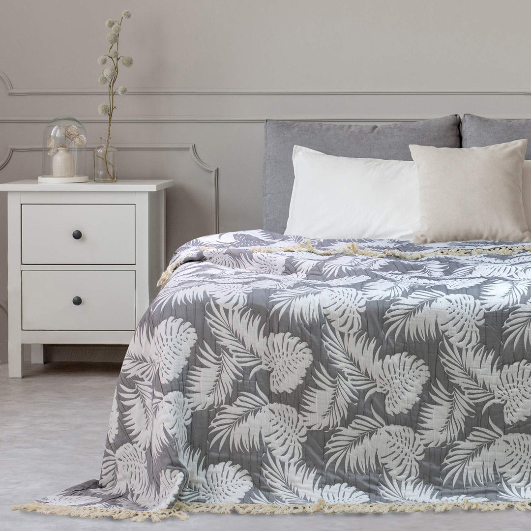 DecoKing 64344 220x240 cm Tagesdecke Jaquard mit Fransen Palmenblätter Monstera weiss grau zweiseiti