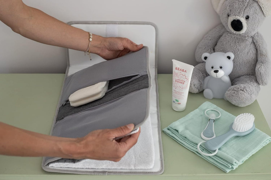 BÉABA, Baby Wickeltasche, Wickelunterlage aus 100% Baumwolle, für unterwegs, mit Fächern für Windeln