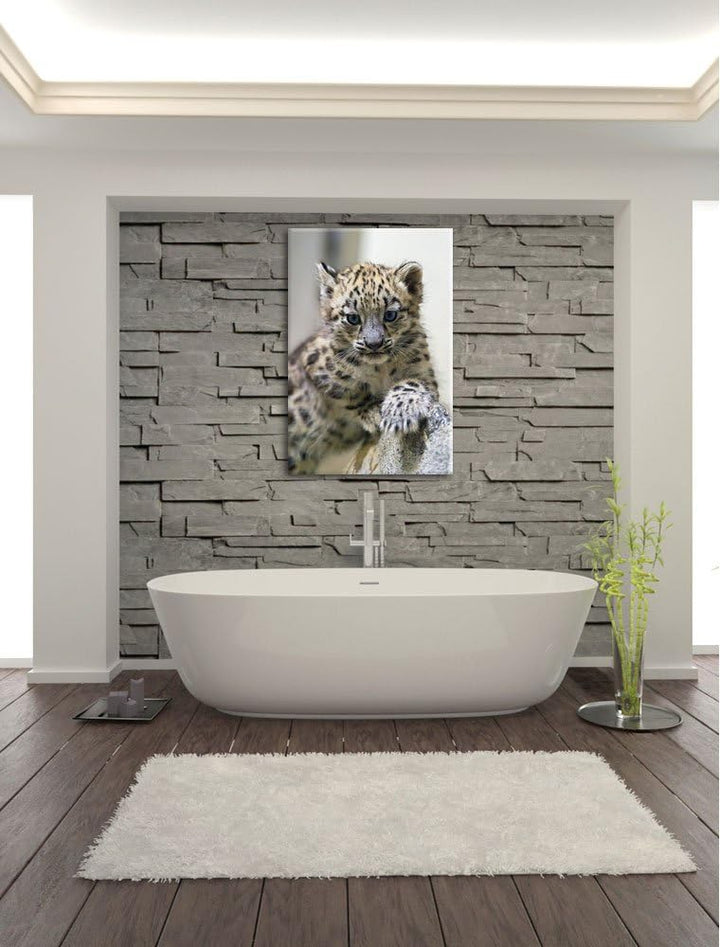 Pixxprint Leopardenjunges beim Klettern auf Leinwand, XXL riesige Bilder fertig gerahmt mit Keilrahm