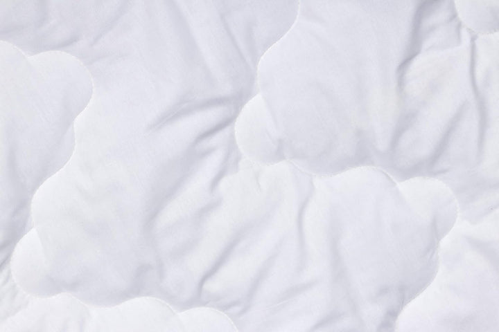 Moon-Luxury Ganzjahresdecke Bettdecke Steppbett 220x240 cm Bezug aus 100% Baumwolle Satin 95° Kochfe