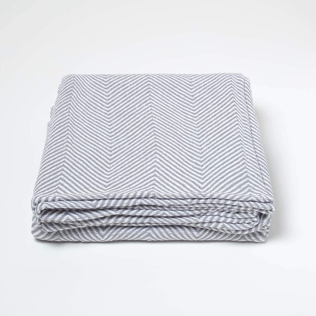 Homescapes grosse Tagesdecke Halden mit Fischgräten-Muster, weiche Wohndecke aus 100% Baumwolle in G