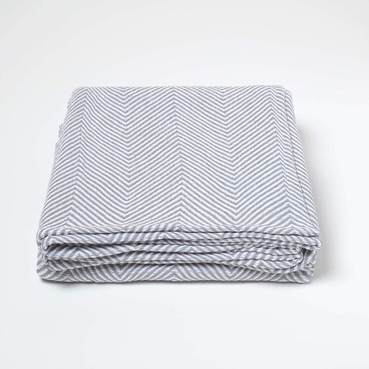 Homescapes grosse Tagesdecke Halden mit Fischgräten-Muster, weiche Wohndecke aus 100% Baumwolle in G