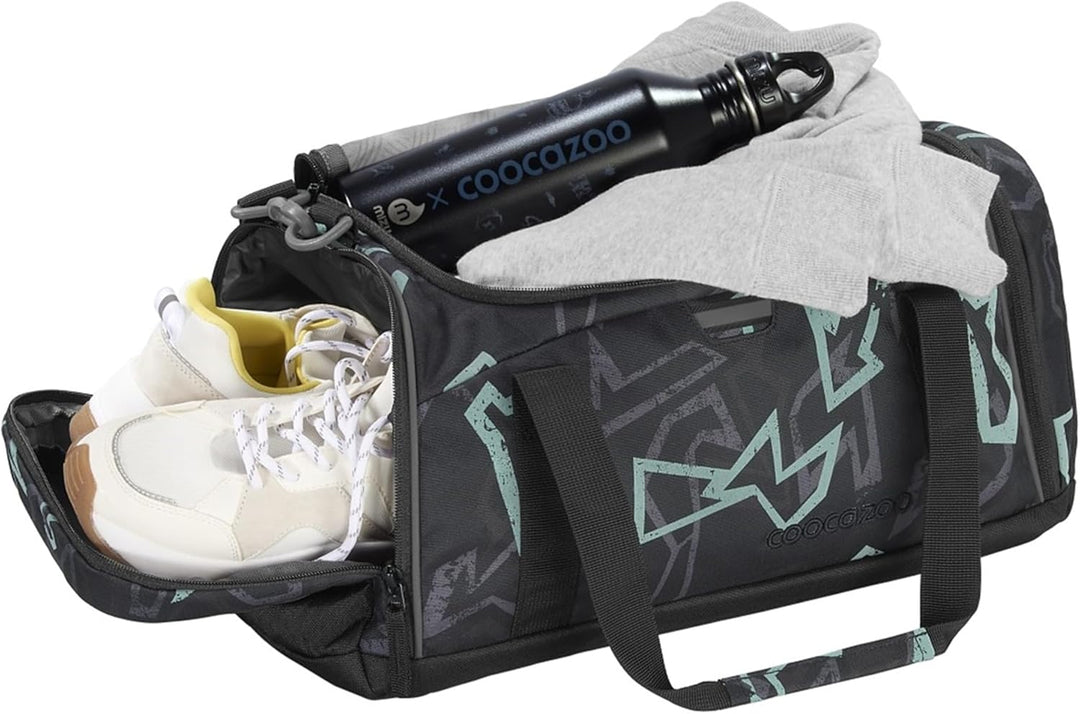 coocazoo Sporttasche „Reflective Graffiti“, schwarz-grau, reflektierend, Hauptfach, Nasswäschefach,